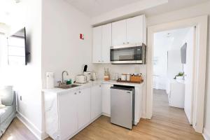 South Beach South of Fifth 1 Bedroom Apartment Steps to Beach Sleeps 5 Pet Friendly