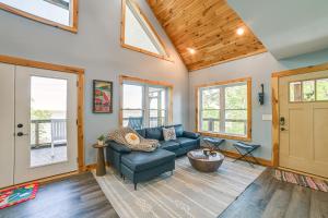 Game Room and Screened Porch Kentucky Lake Retreat!