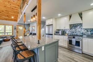 Game Room and Screened Porch Kentucky Lake Retreat!