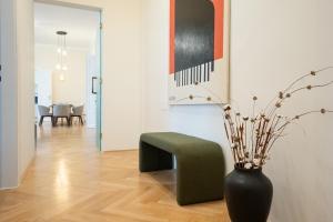 Chic 180m 3BR Apt near Parliament, Self Check-in