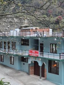 Hotel new yamuna Putra
