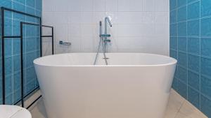 VACATION MARBELLA I Sea Views, 24-7 security, Parking, Walk to Everything in Luxurious Puerto Banus