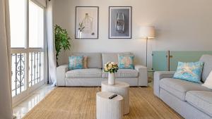 VACATION MARBELLA I Sea Views, 24-7 security, Parking, Walk to Everything in Luxurious Puerto Banus