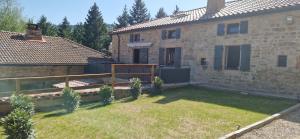 Maisons de vacances Domaine le Bouissou Du Mahun Gites de groupes en pleine foret Ardechoise : photos des chambres