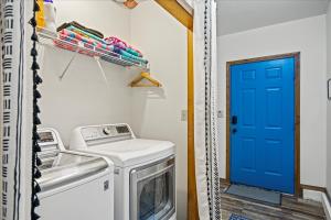 Steps to Hot Springs, Shops, & Trails 2BR Fiber