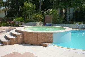 Comfortable flat with pool and green space