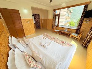New Suraj Inn - Nestled near Hidimba Temple ! Rooftop Cafe With Hampta View ! Private Parking