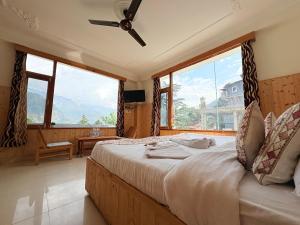 New Suraj Inn - Nestled near Hidimba Temple ! Rooftop Cafe With Hampta View ! Private Parking