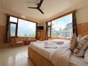 New Suraj Inn - Nestled near Hidimba Temple ! Rooftop Cafe With Hampta View ! Private Parking