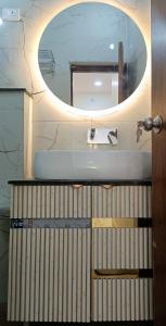 Iconic Royal Studio Apartment Near Expo Mart in CHI 5