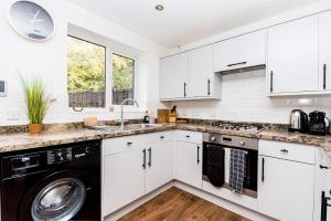 Modern 3 Bedroom Home in Swindon with Parking