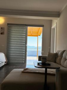 Top-Floor Apartment: Amazing City & Sea View