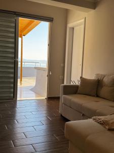 Top-Floor Apartment: Amazing City & Sea View