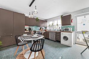 Relax 2BDR with Sauna, Hot Tub and Cinema