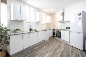 31ARA1092- Newly Refurbished 2BR Flat in the Gothi