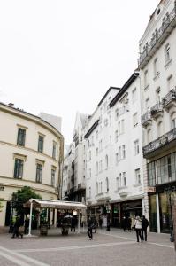 Luxury Apartment by Hi5 - Best Location 3-br