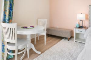 Updated King Suite- Partial Ocean Views! Bay Watch 1910