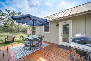 8 Mi to Dtwn Wimberley Cabin Retreat on 5 Acres!