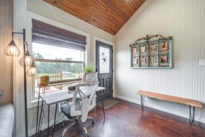 8 Mi to Dtwn Wimberley Cabin Retreat on 5 Acres!