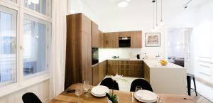 Luxury Apartment by Hi5 - Best Location 3-br