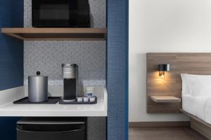 Holiday Inn Express Montreal Airport - St-Laurent by IHG