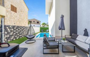 Beautiful Apartment In Jezera With Wifi