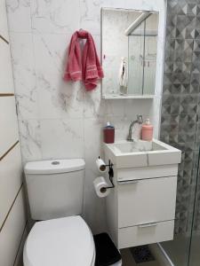 Kitnet na praia Aviação, Wi-Fi e garagem!