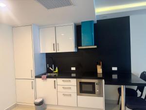 Grand Avenue 1BR 6th floor pool view smart tv wifi