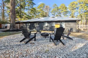East Atlanta Retreat with 2 Homes Sleeps 16 and Pet Friendly