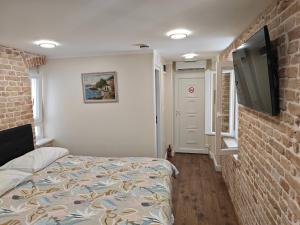 StaySplitBay Old Town Authentic Luxury Studio