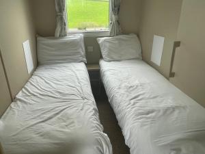 Caravan 163 sleeps up to 8 guests