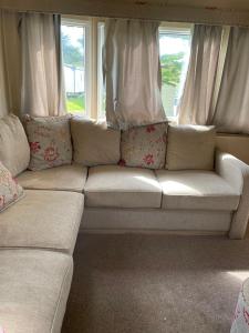 Caravan 163 sleeps up to 8 guests