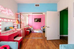 Colorful penthouse near DTLA