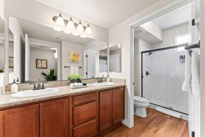 New Stylish 1BR Apt with Heated Pool Gym & Yoga Studio