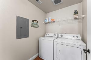 New Stylish 1BR Apt with Heated Pool Gym & Yoga Studio