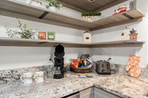 Bens Bungalow - 8min to Siesta Key - Gigabit Wifi