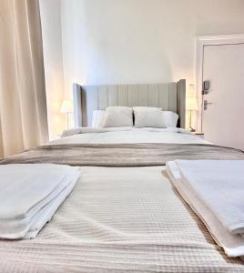 King Bed - Free Private Parking - Self Check-In - Near Ilford Station