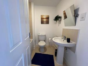 Welcoming House - Walking distance to Town Centre - Sleeps 5 - Free Parking, Self-Check-In, Fast WiFi and Smart TV by Yoko Property