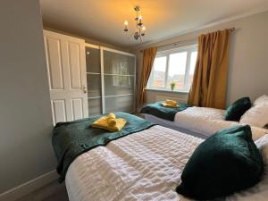 Welcoming House - Walking distance to Town Centre - Sleeps 5 - Free Parking, Self-Check-In, Fast WiFi and Smart TV by Yoko Property