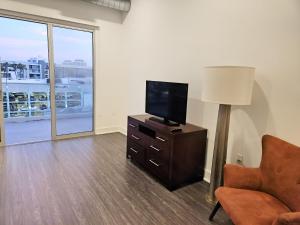 Modern Venice Beach Stay - Walk to Marina & Boardwalk