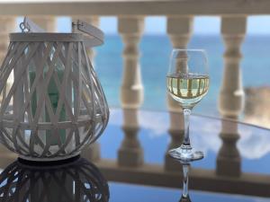 Beachfront apartment, sea view, pool, close to bars and restaurants