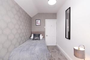 Modern 3 Bedroom Home in Central Rugby w Parking