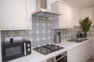 Modern 3 Bedroom Home in Central Rugby w Parking