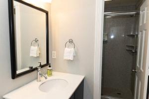 Bella Paradiso 13 King Bed Studio Walk to Downton