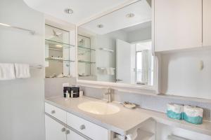 Steps to the Beach! Gorgeous Ocean-View Condo with Complimentary Parking (12508)