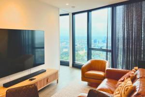 Sky High View 2 Bedroom Apartment in Southbank