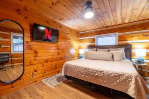 Luxury! Views, Hot tub, Theater, GameRoom, Private, Wood Fireplace