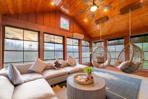 Luxury! Views, Hot tub, Theater, GameRoom, Private, Wood Fireplace