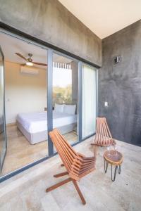 Amira walking to the beach tati