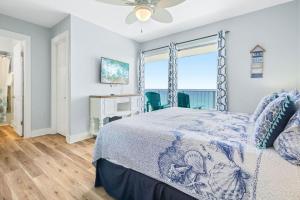 Luxury Top-Floor Gulf-Front Penthouse w Panoramic Views